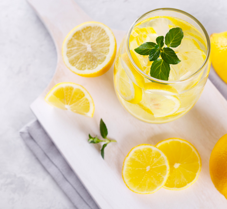 slice of lemon in water